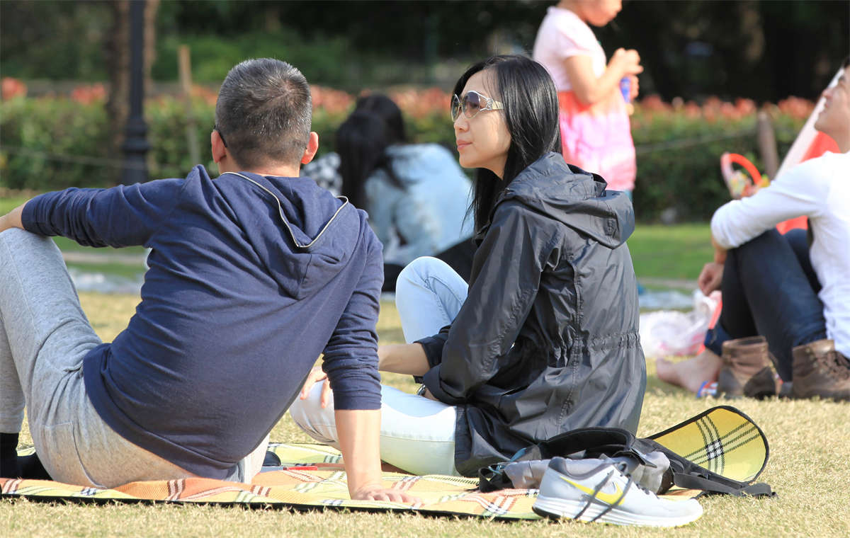 踏青公园街拍系列No.183 气质少妇的一双无瑕素足果然出众-日更街拍