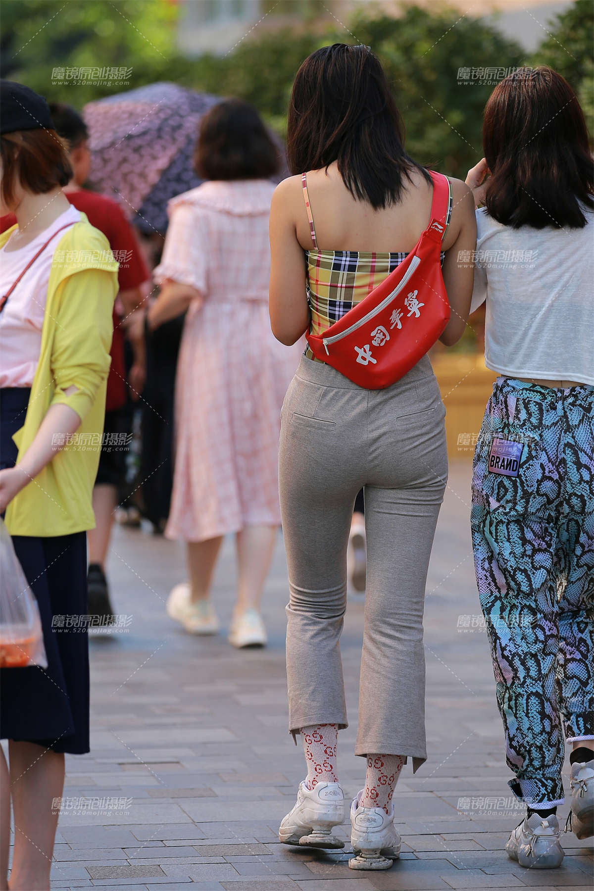 图片[2]-紧身裤美眉-日更街拍