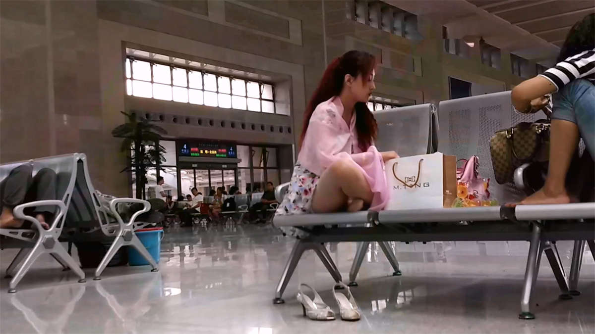 图片[2]-车站候车拍到美丽女人-日更街拍