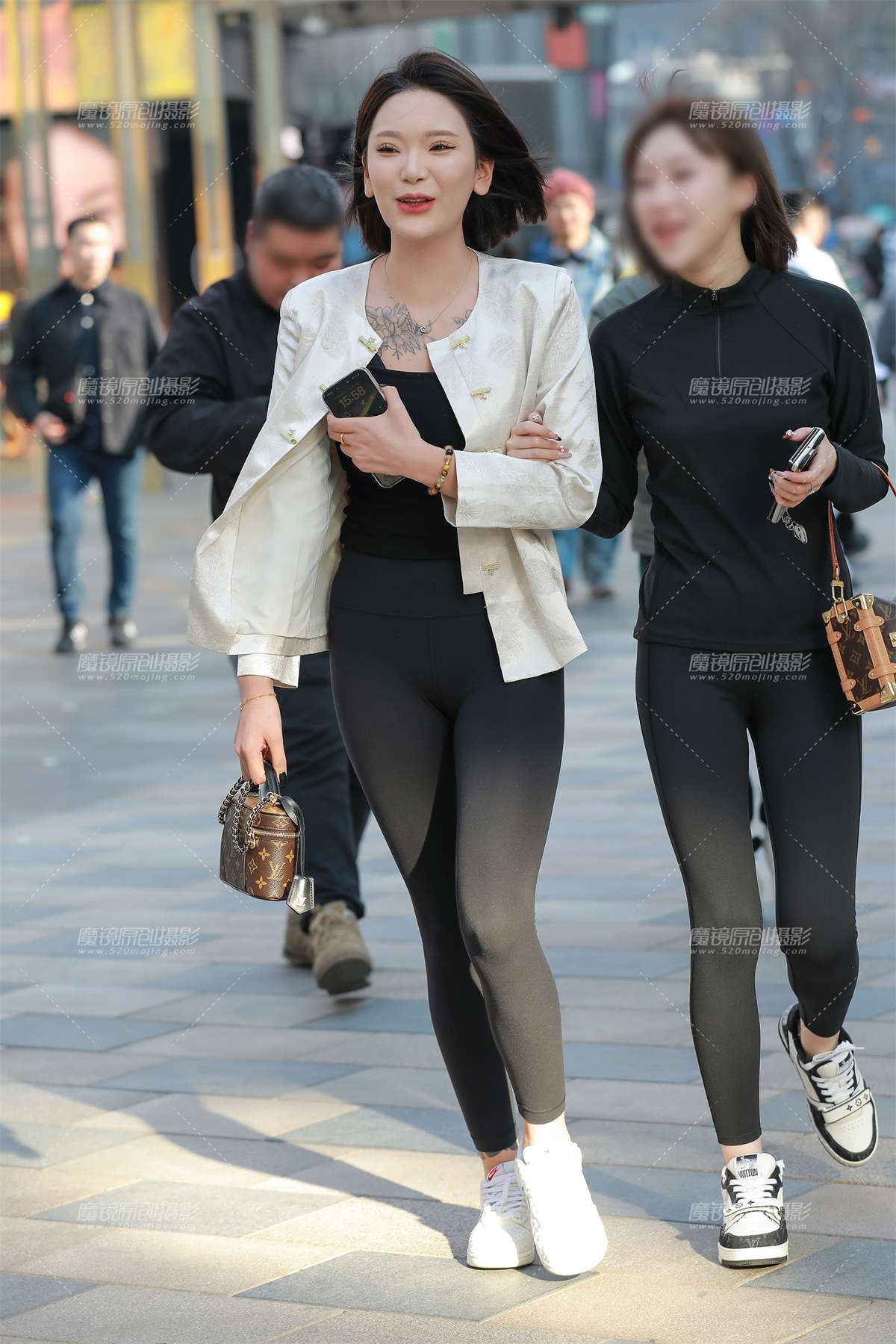 图片[2]-黑色瑜伽裤美女-日更街拍