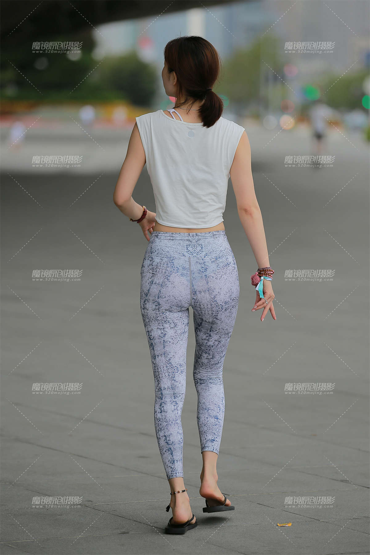 图片[2]-开朗的瑜伽服学生妹-日更街拍