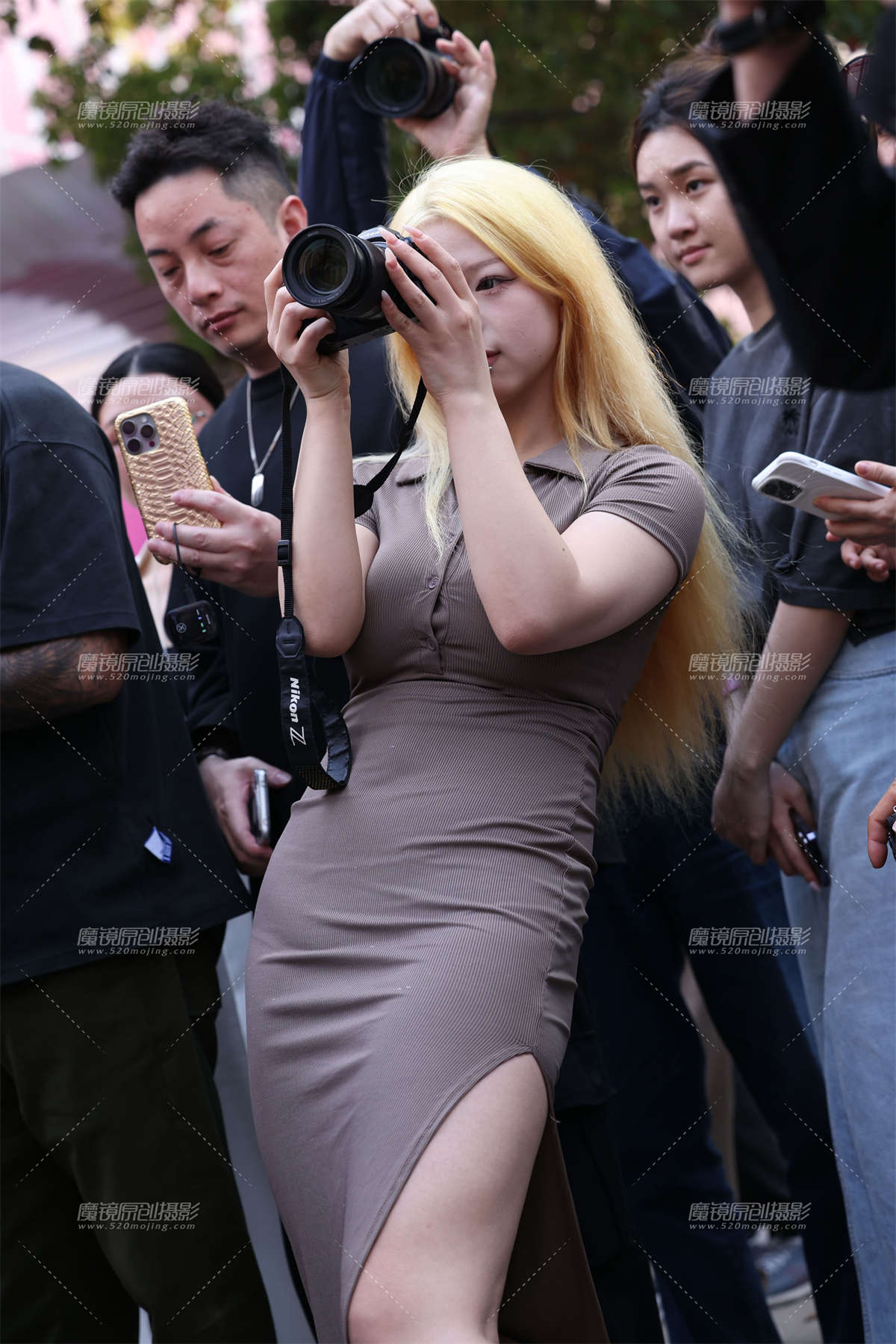 20250328金发丰腴摄影师小姐姐-日更街拍