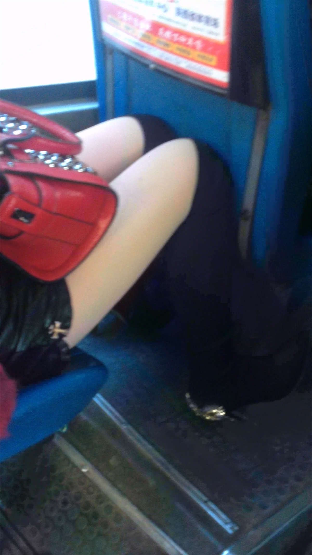 图片[2]-黑色高跟长筒靴肉色丝袜少妇-日更街拍