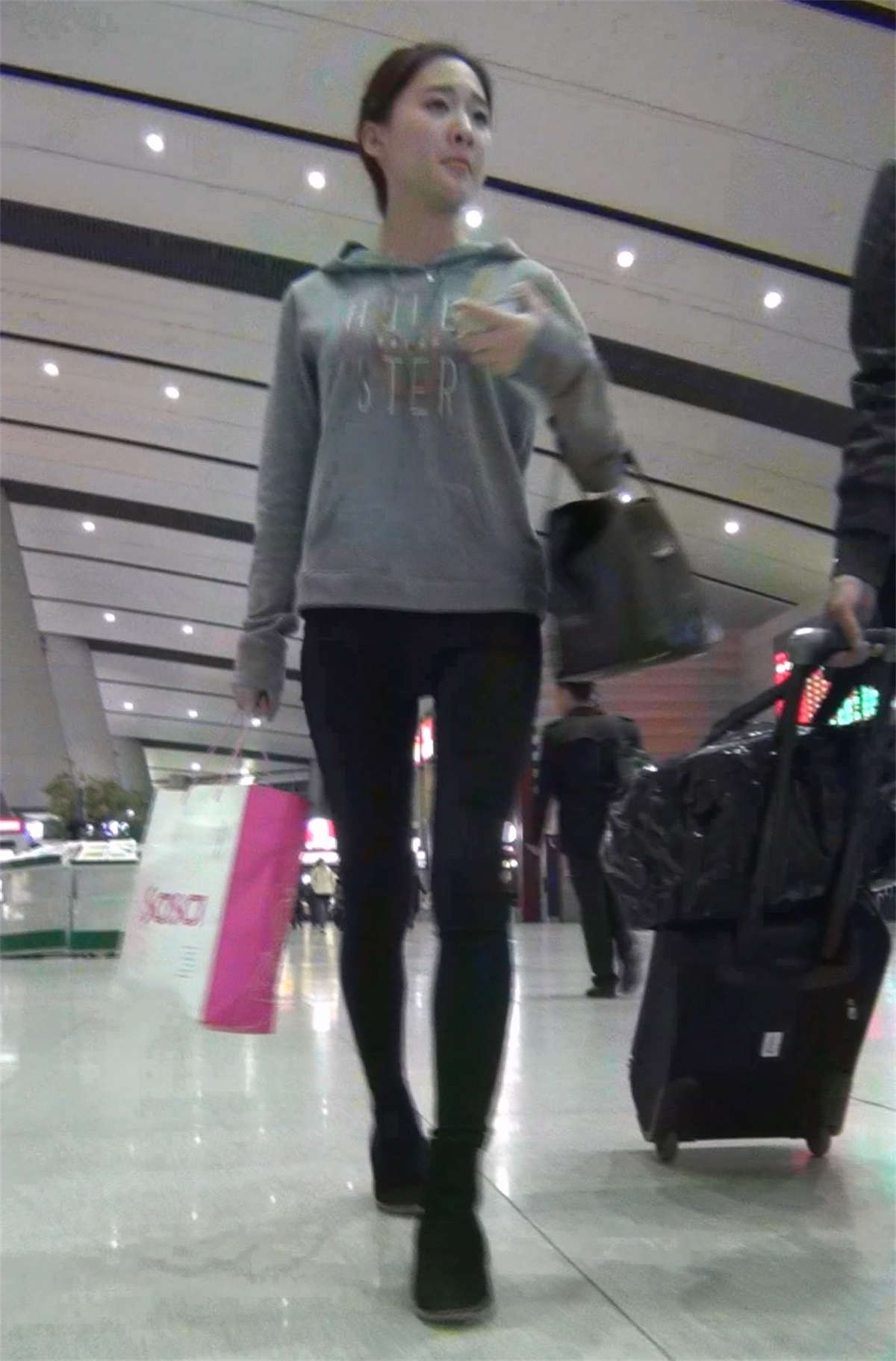 图片[2]-黑色紧身裤美女-日更街拍