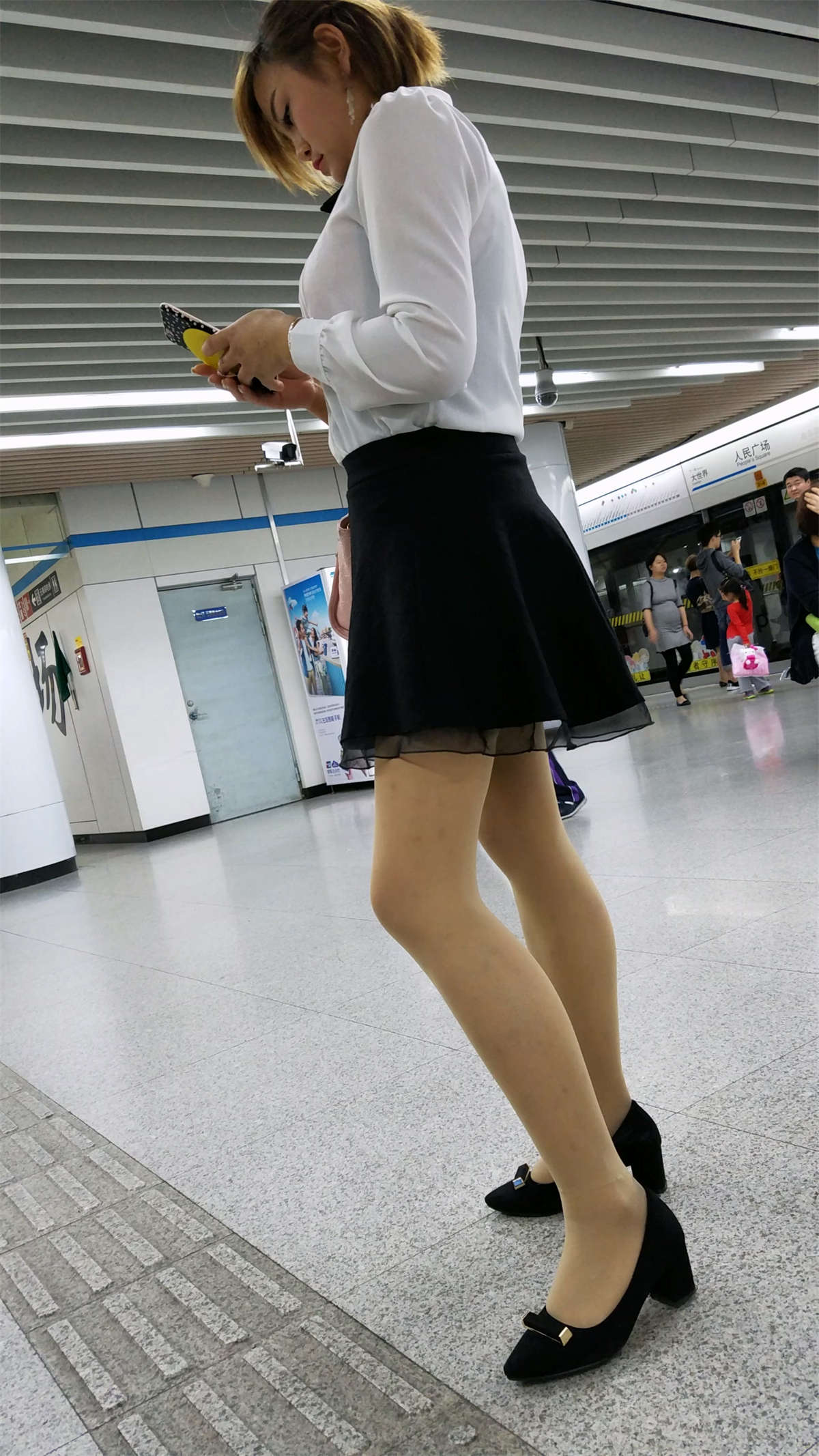 图片[2]-白衬衫，丝袜姑娘-日更街拍