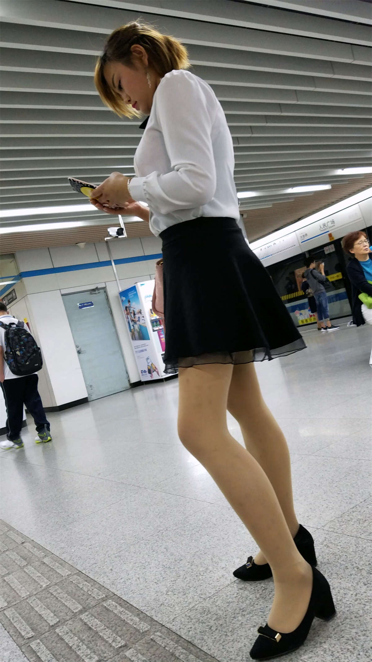 白衬衫，丝袜姑娘-日更街拍