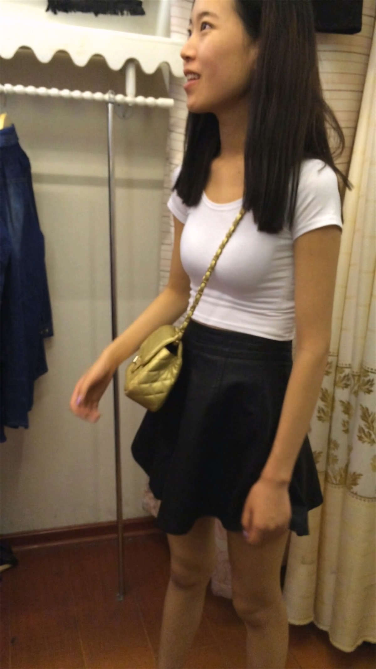 图片[2]-商场里的短裙美眉-日更街拍