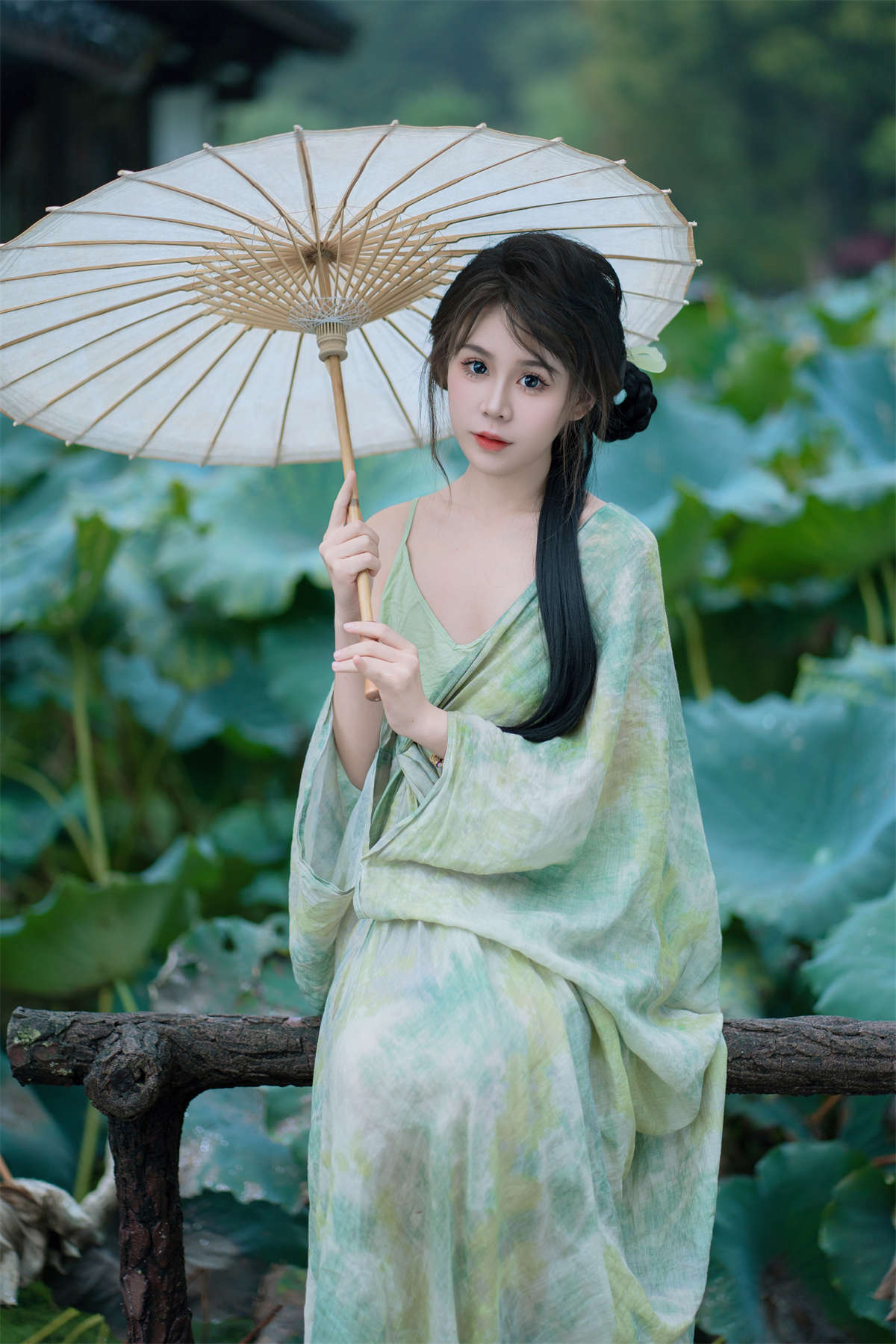 YITUYU艺图语 2024.12.14 阴雨荷花 泡芙小方-日更街拍