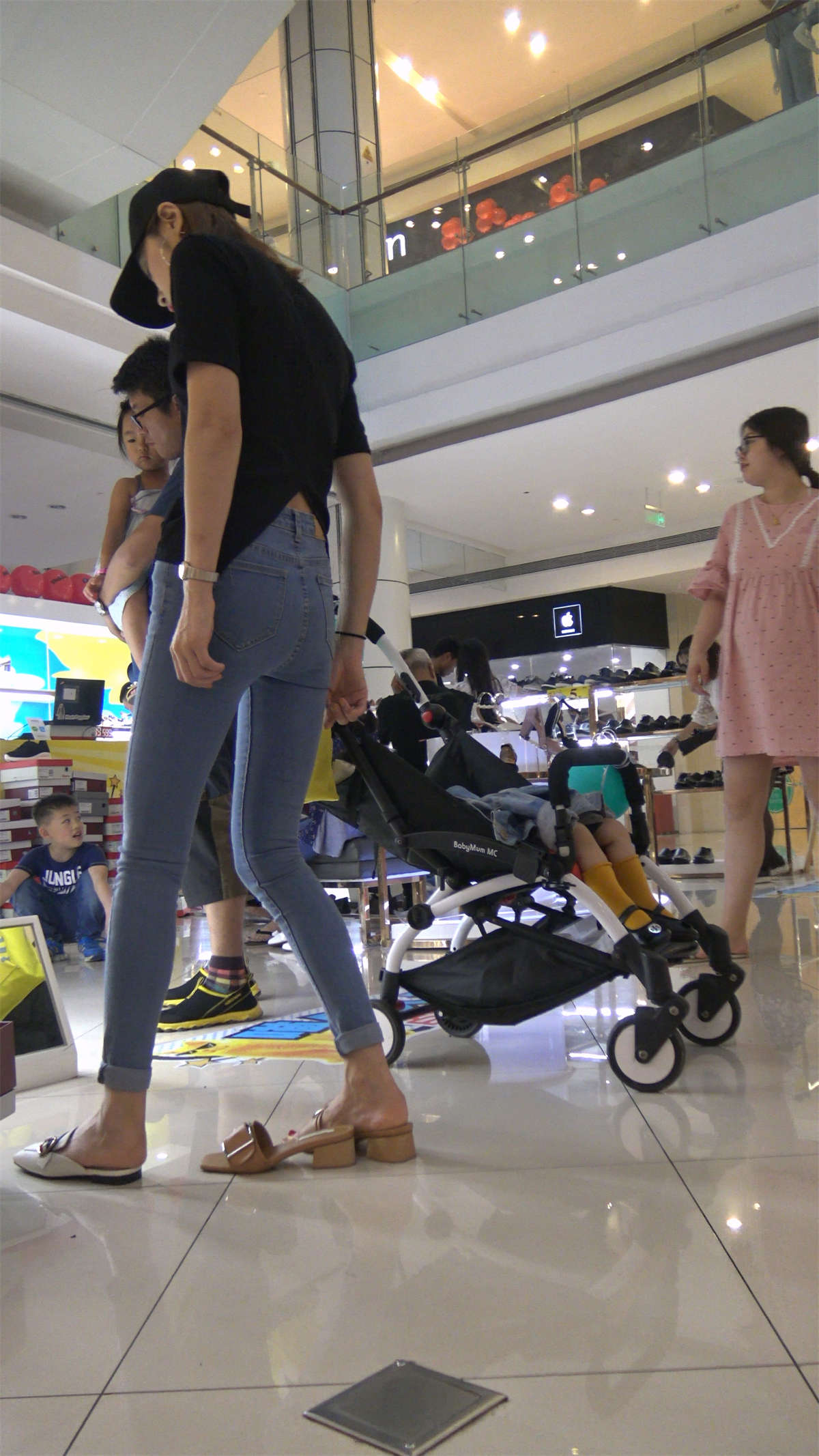 图片[2]-苗条身材黑T恤紧身蓝牛极品美少妇逛商场-日更街拍