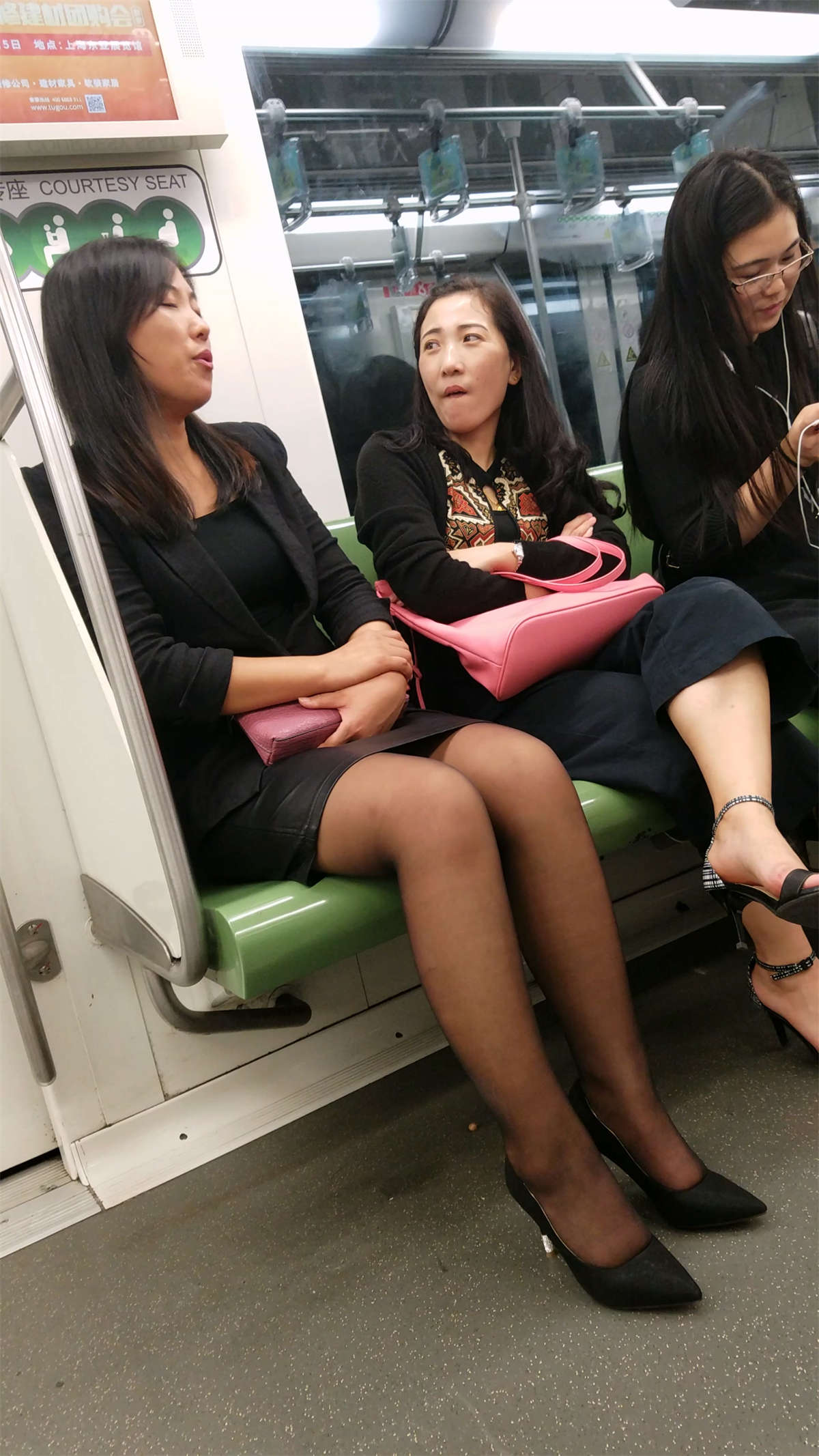 高跟，丝袜，紧身裙成熟美女-日更街拍