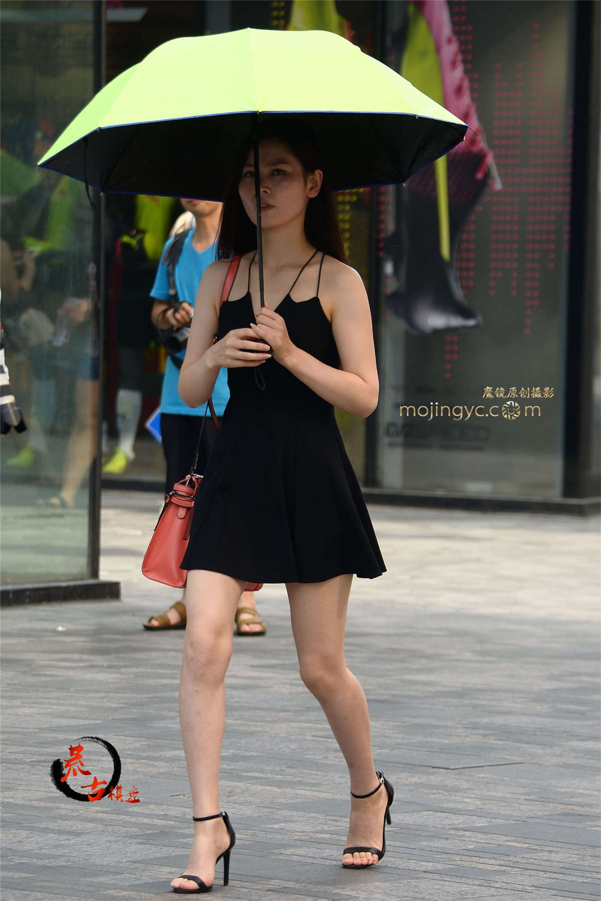 8-2 吊带裙，细高跟，一字绑带伞下人-日更街拍