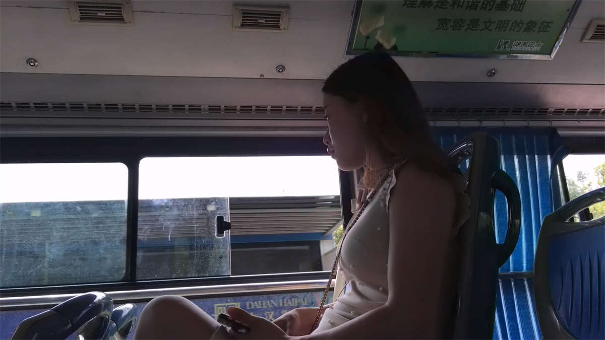 图片[2]-公交车美女-日更街拍