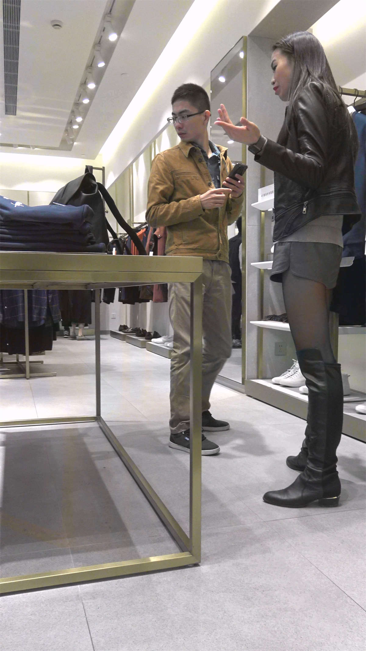 图片[2]-火辣身材黑丝美腿MM逛商场-日更街拍