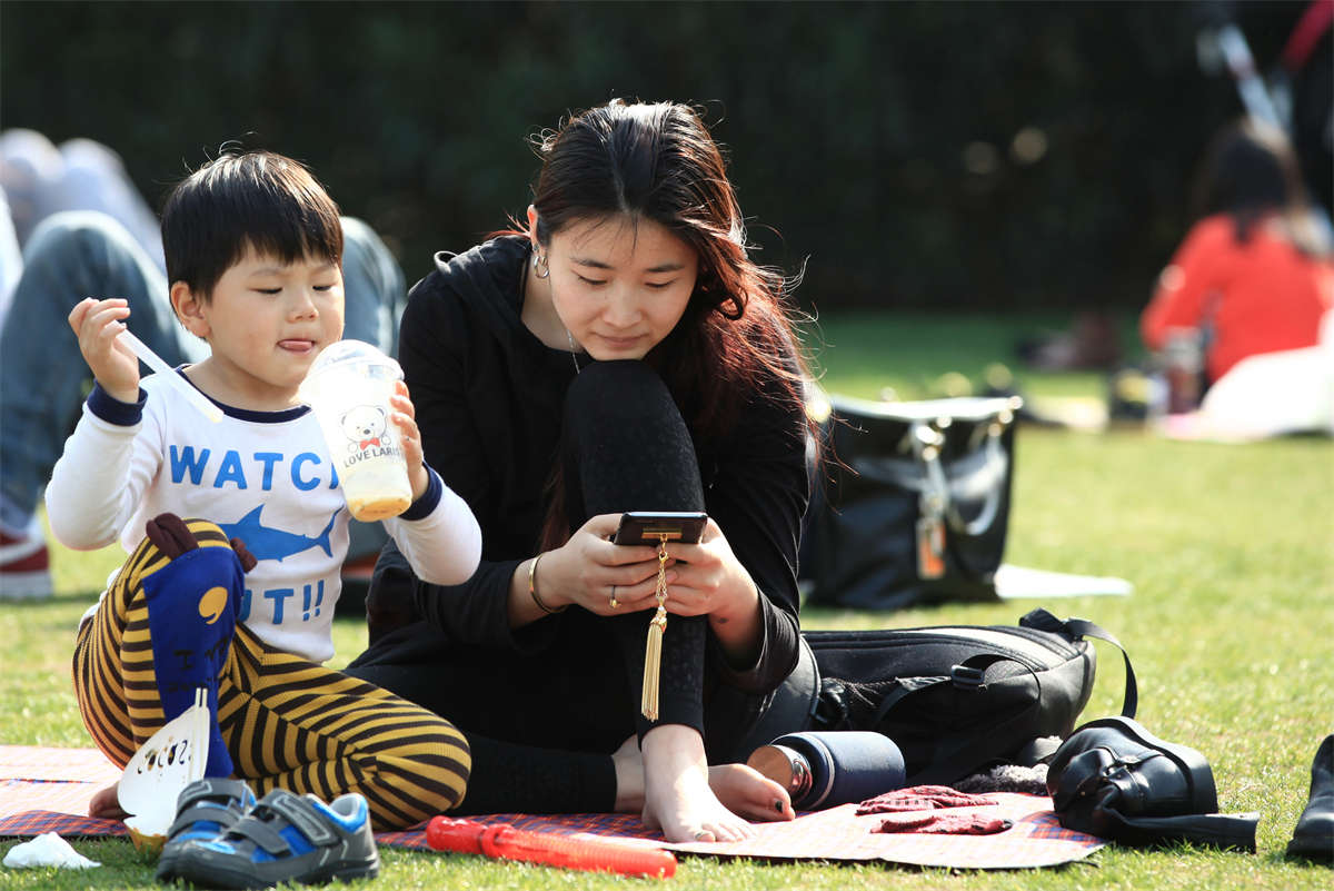 踏青公园街拍系列No.185 清秀少妇在草坪上被儿子抓住白嫩双脚尽情嬉戏-日更街拍
