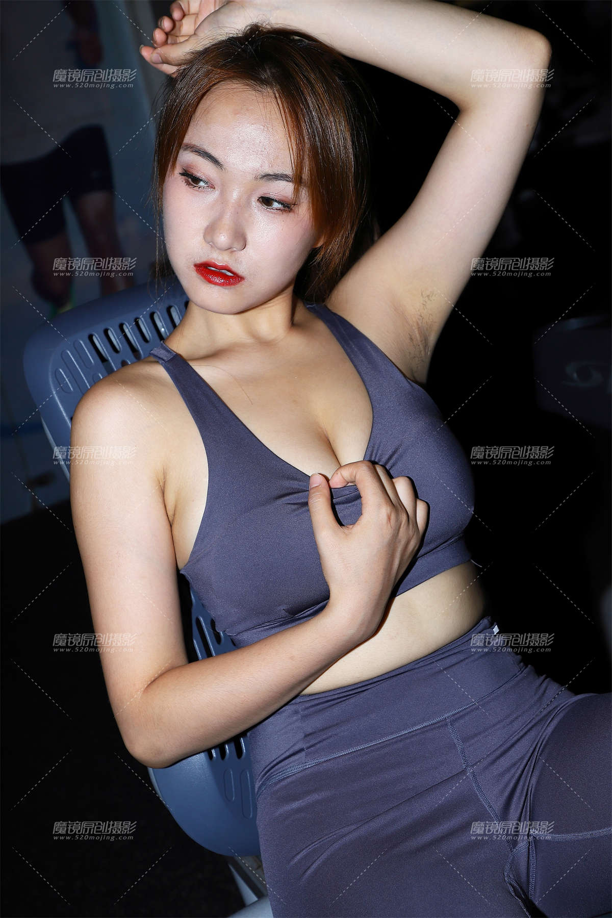 健身房里的蓝色紧身运动装-日更街拍