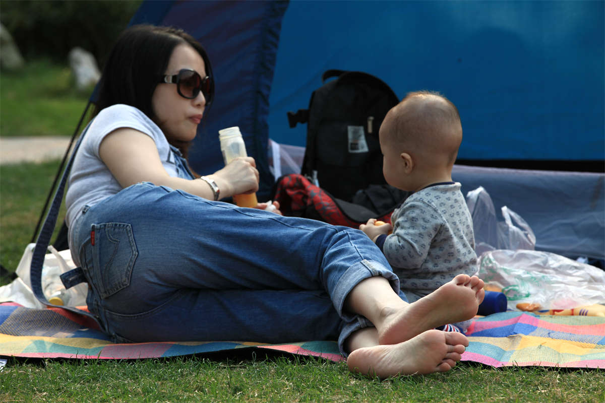 图片[2]-踏青公园街拍系列No.186 雪白粉嫩的俏丽小媳妇，一双脚绝对精品-日更街拍