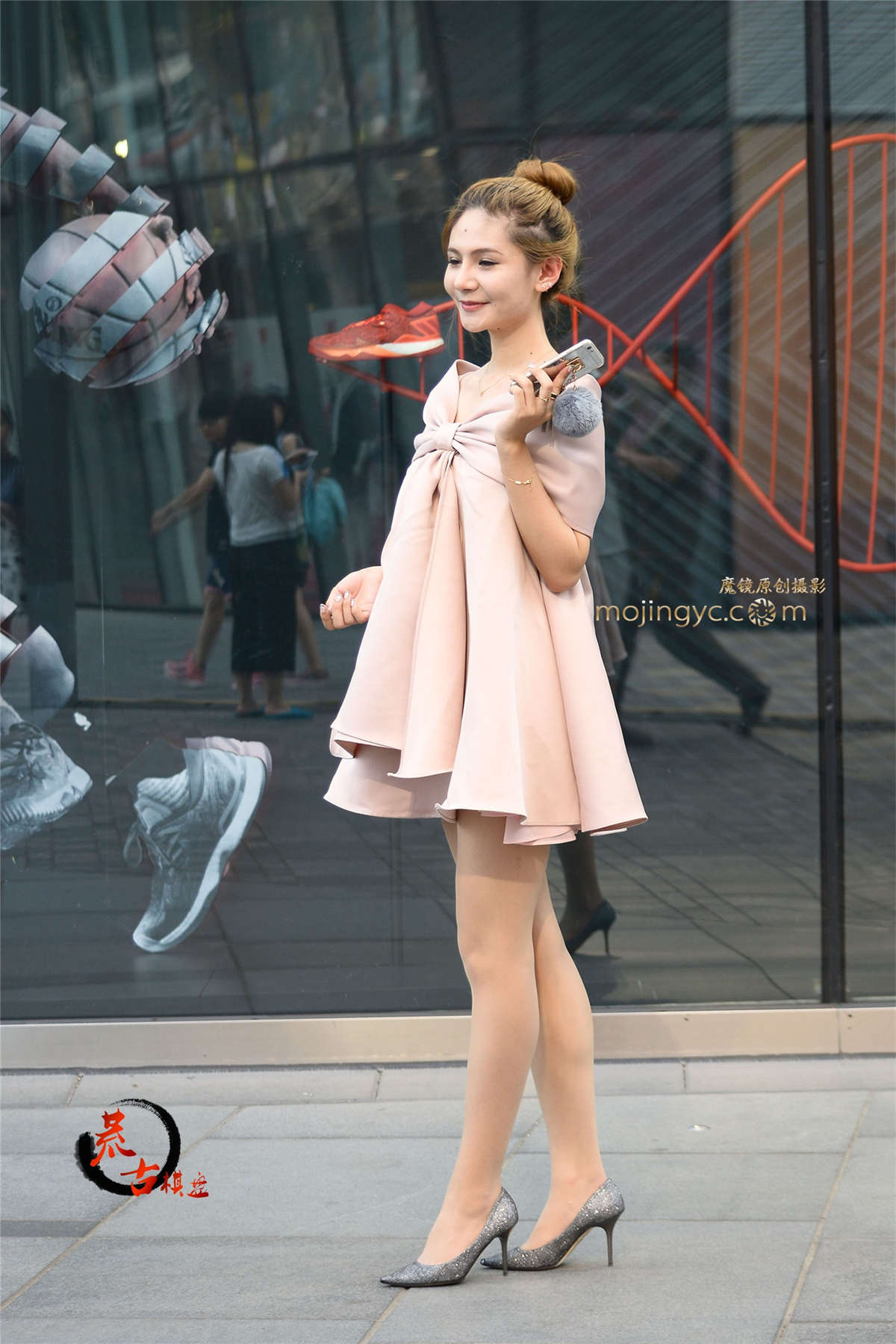 图片[2]-8-2 粉色裙子丸子头，大步性感向前走-日更街拍