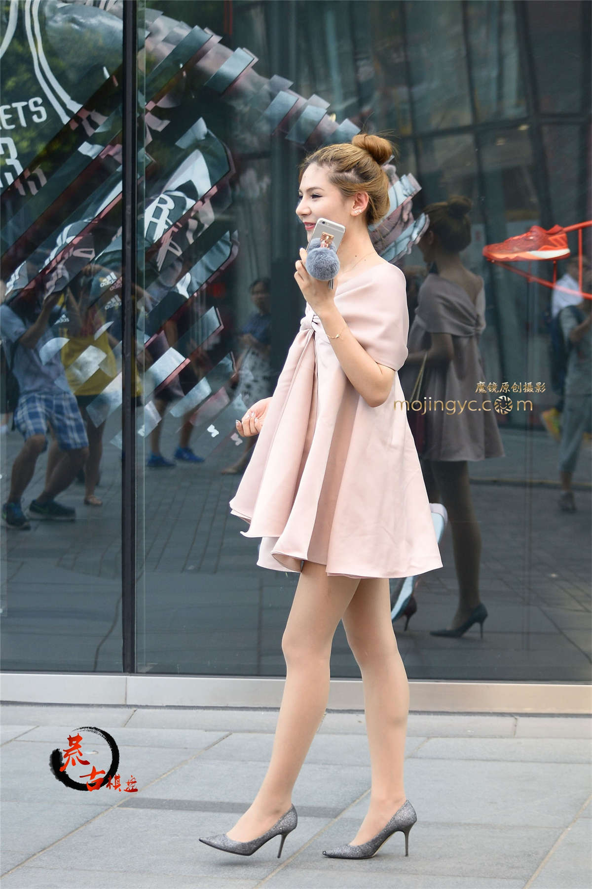 8-2 粉色裙子丸子头，大步性感向前走-日更街拍