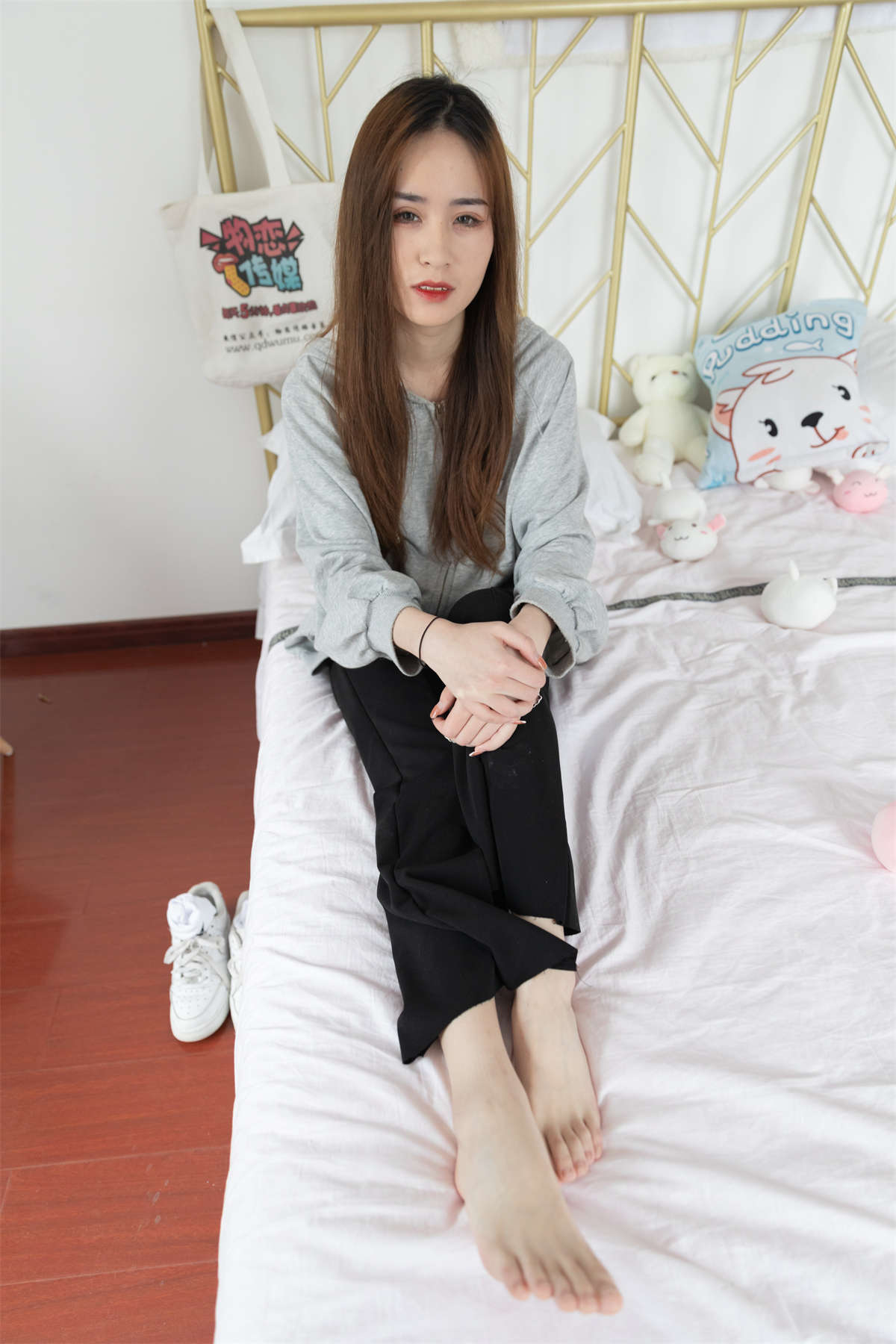 物恋传媒 NO.819 草莓-星光与行囊-日更街拍