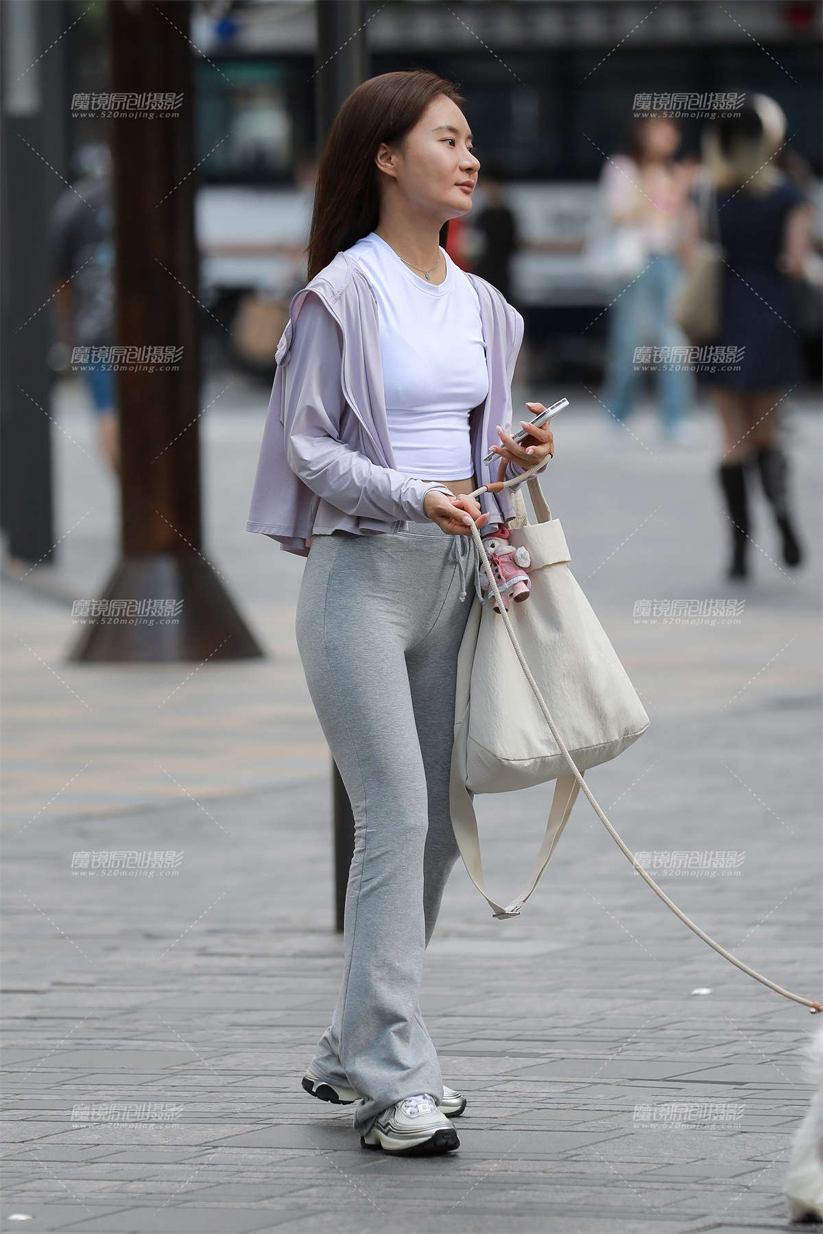 图片[2]-灰色紧身裤美女-日更街拍