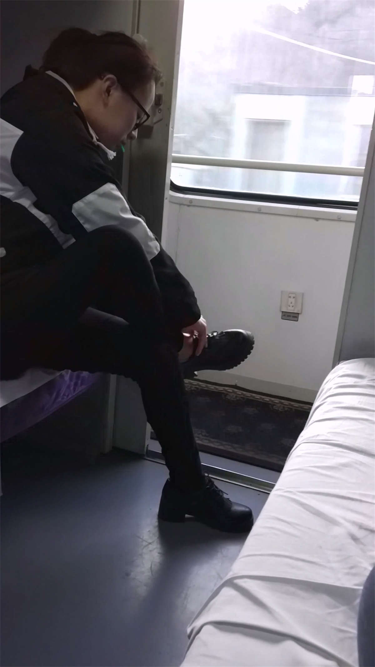 火车上我上铺的美女-日更街拍