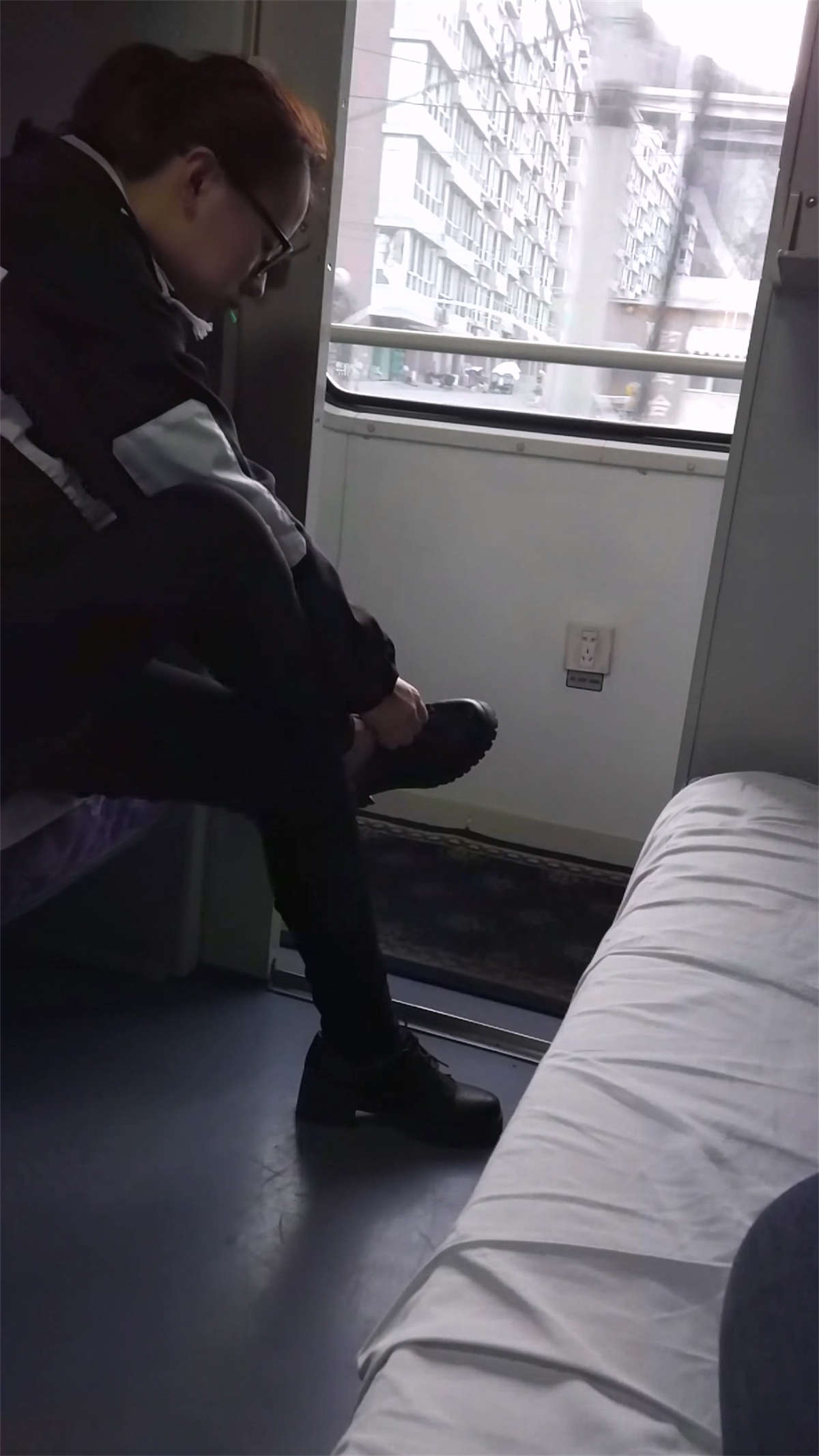 图片[2]-火车上我上铺的美女-日更街拍