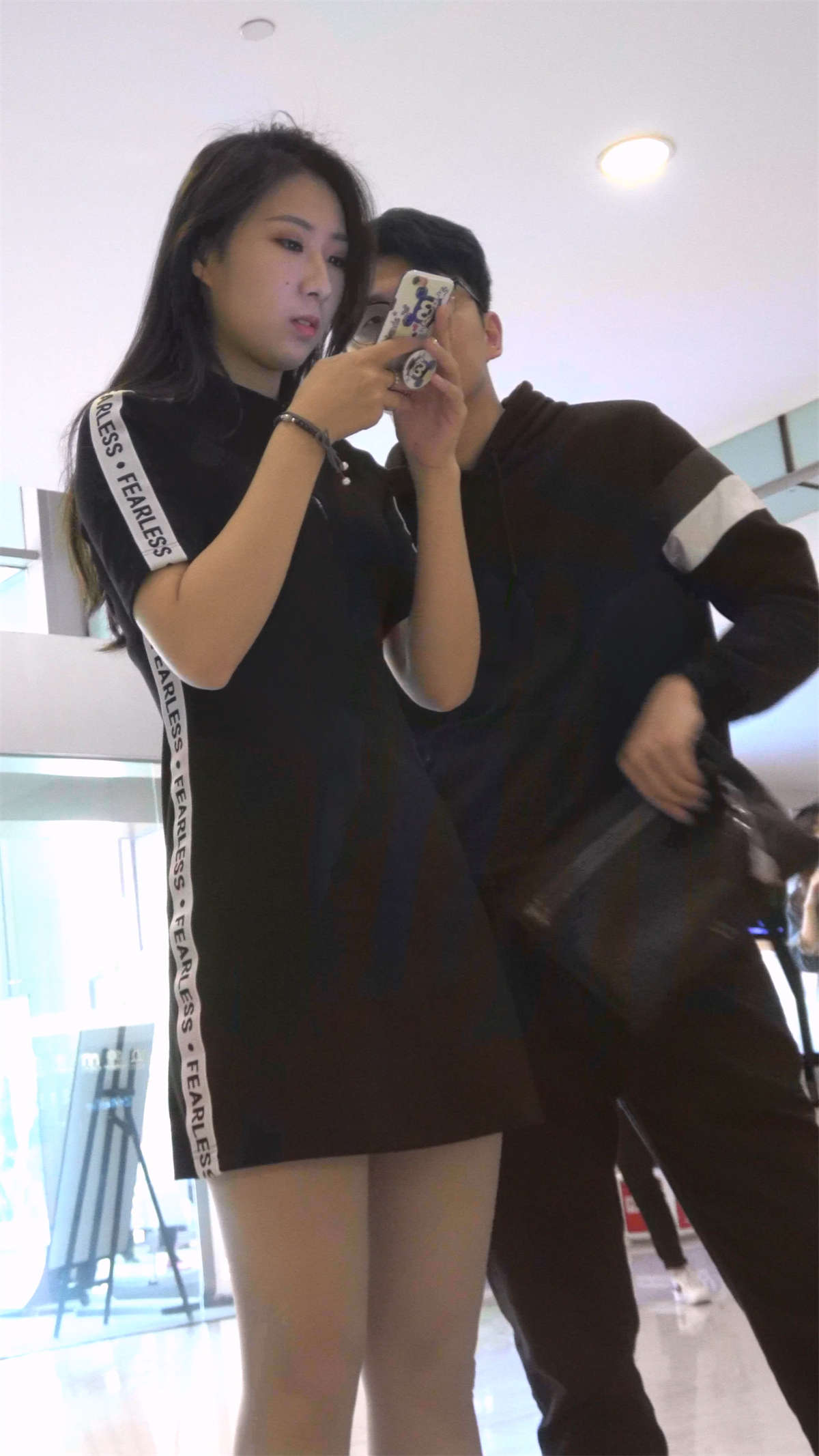 图片[2]-气质的黑色短裙美腿MM-日更街拍