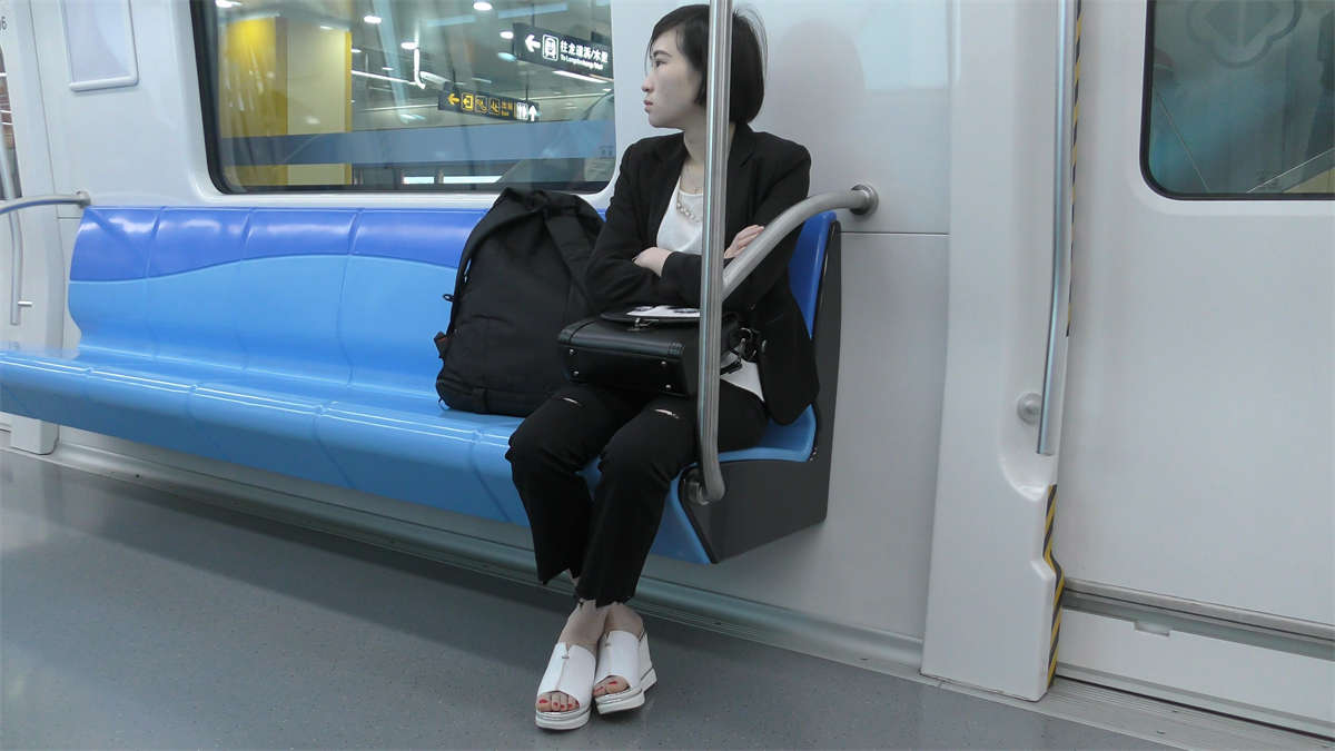 地铁车厢特写白色坡高跟美女-日更街拍