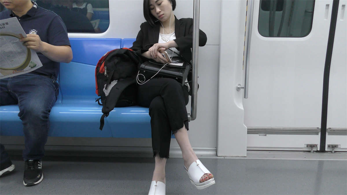图片[2]-地铁车厢特写白色坡高跟美女-日更街拍