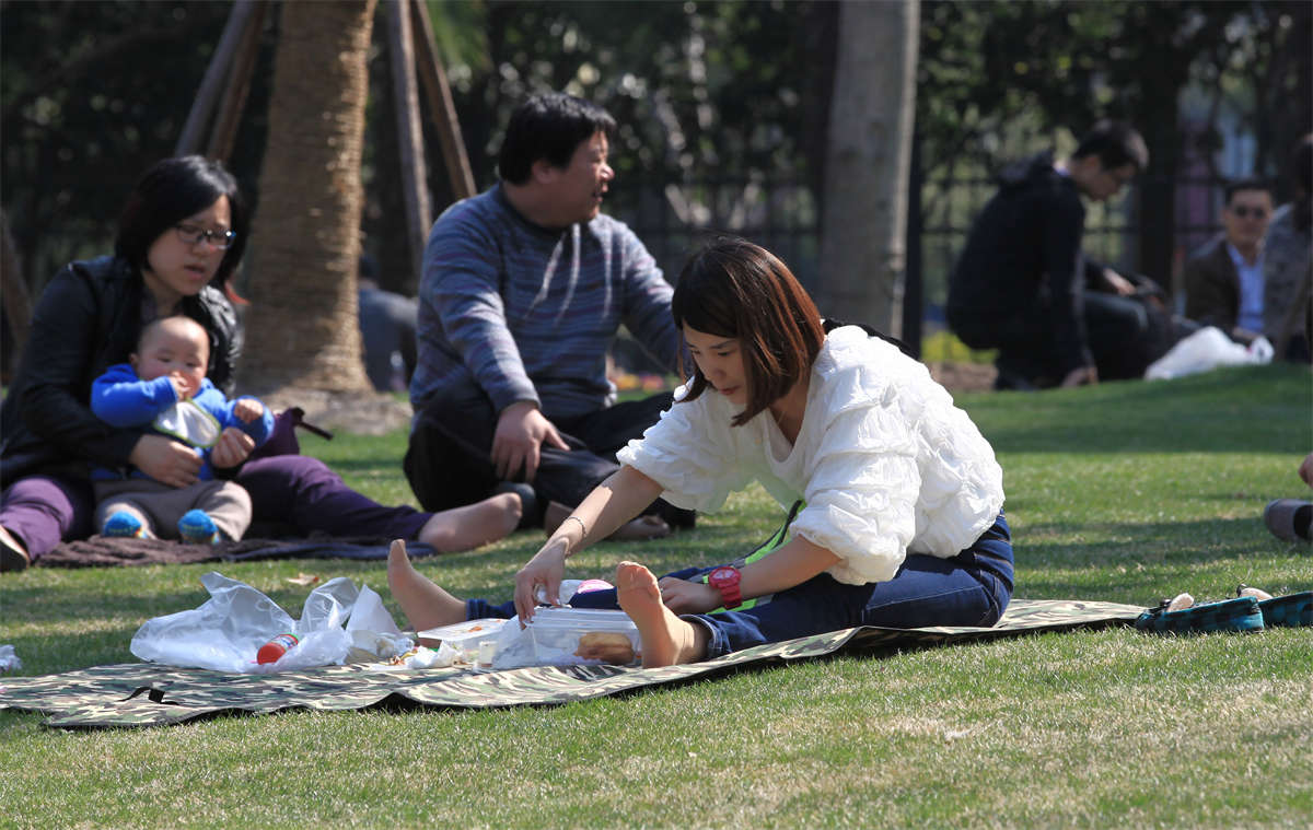 图片[2]-踏青公园街拍系列No.187 几近透明的薄丝，还感觉阻碍了阳光的吸收？-日更街拍