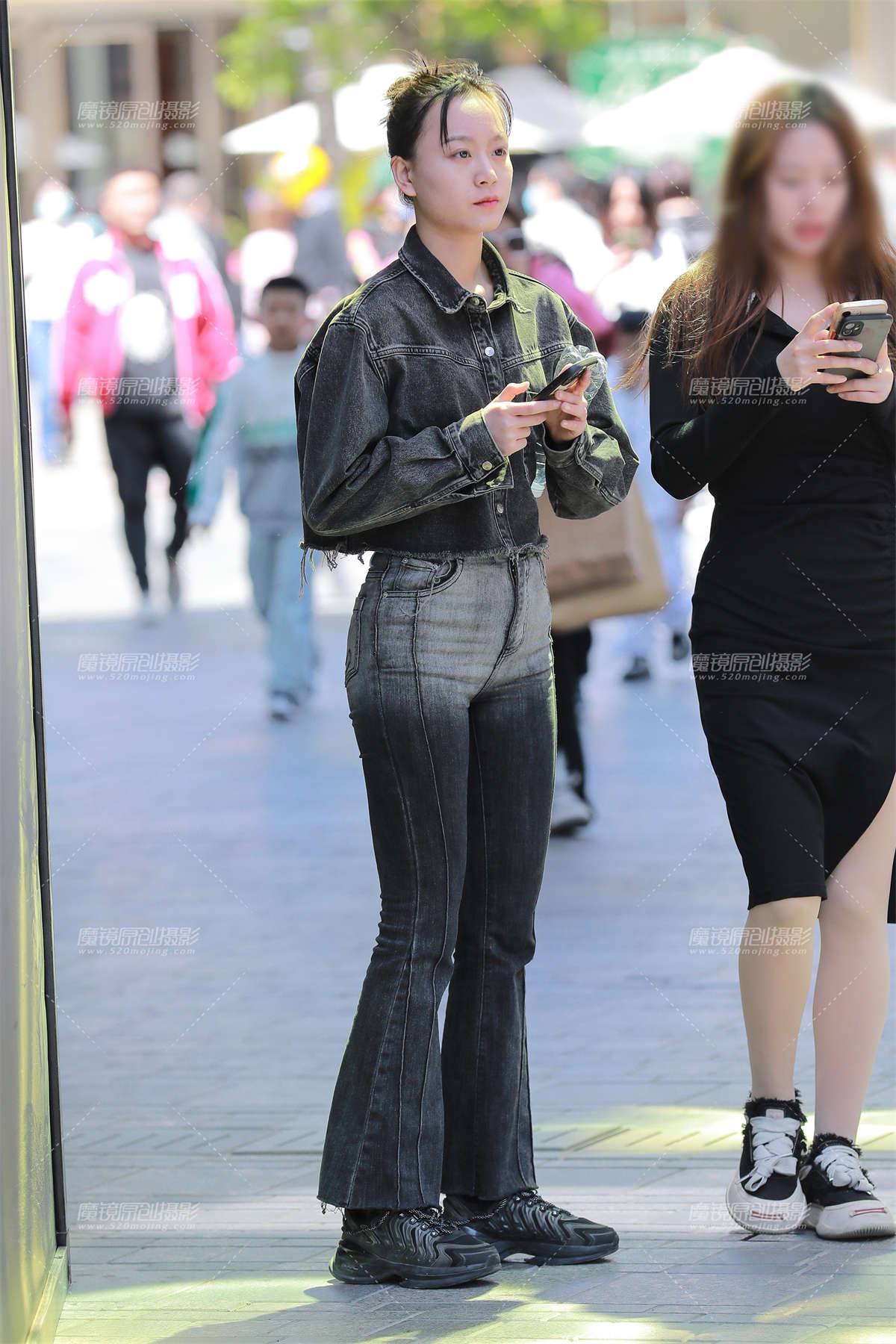 灰色牛仔裤美女-日更街拍