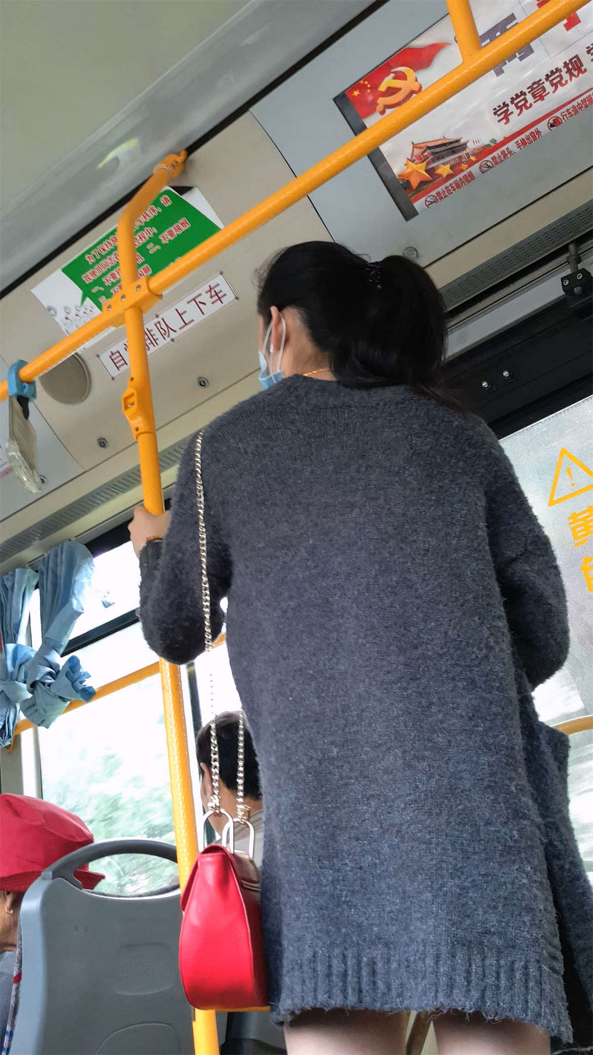 图片[2]-长线衫光腿长腿美眉-日更街拍