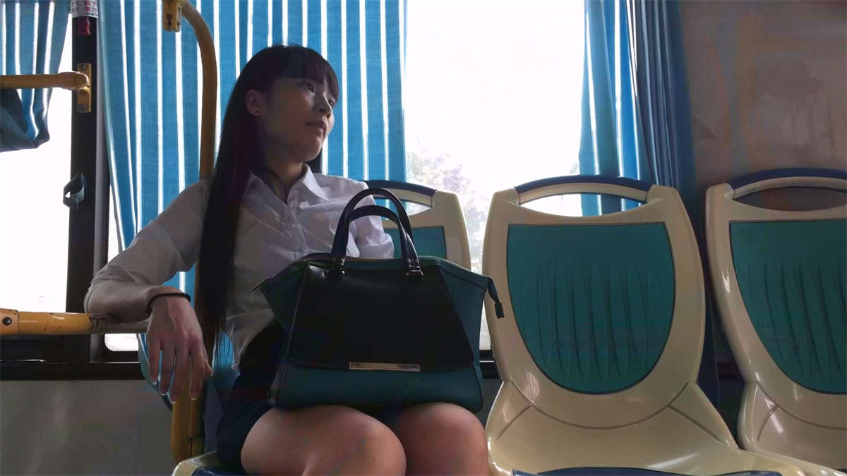 图片[2]-上班公交遇见白领OL白腿美眉-日更街拍