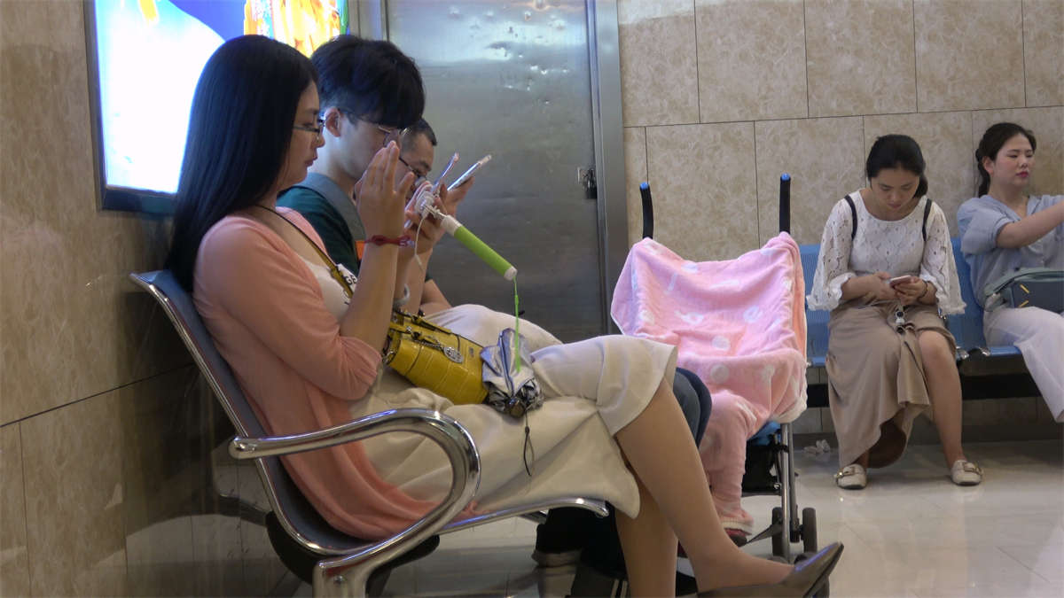 挑鞋子的极品眼镜丝袜脚靓女-日更街拍