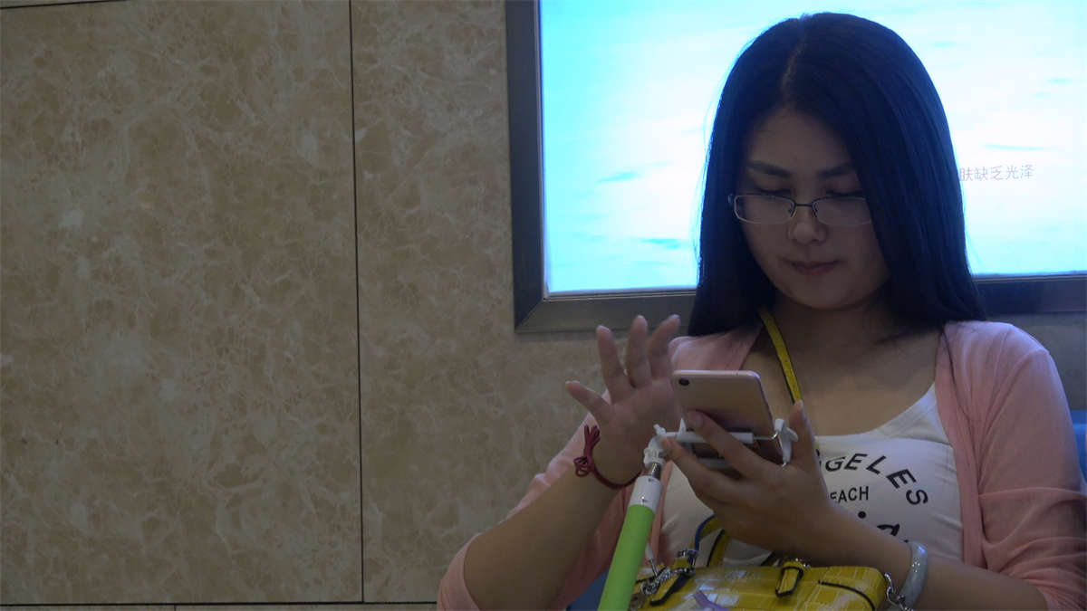 图片[2]-挑鞋子的极品眼镜丝袜脚靓女-日更街拍