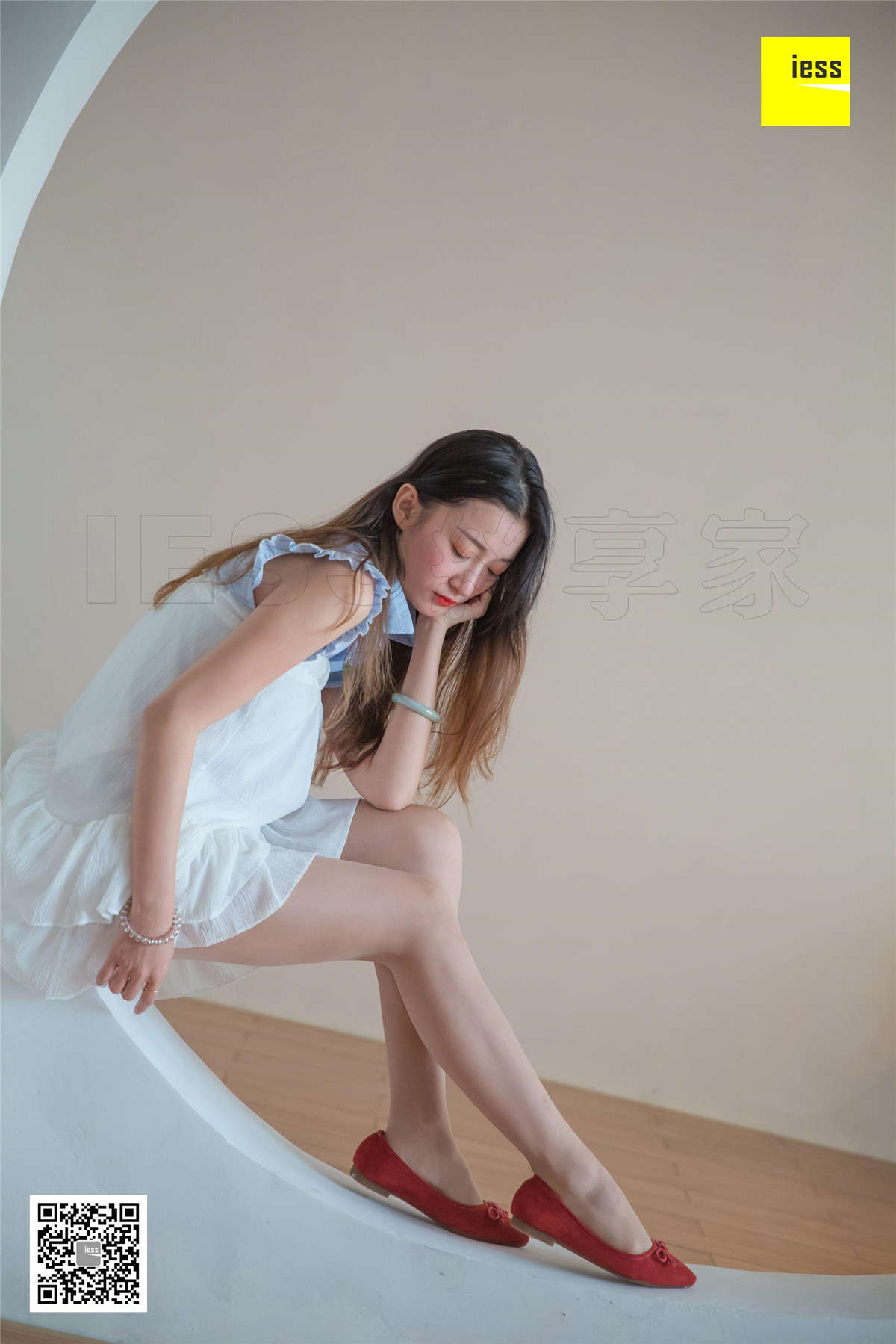 图片[2]-IESS异思趣向 丝享家313期：红色平底鞋之舞秋秋-日更街拍