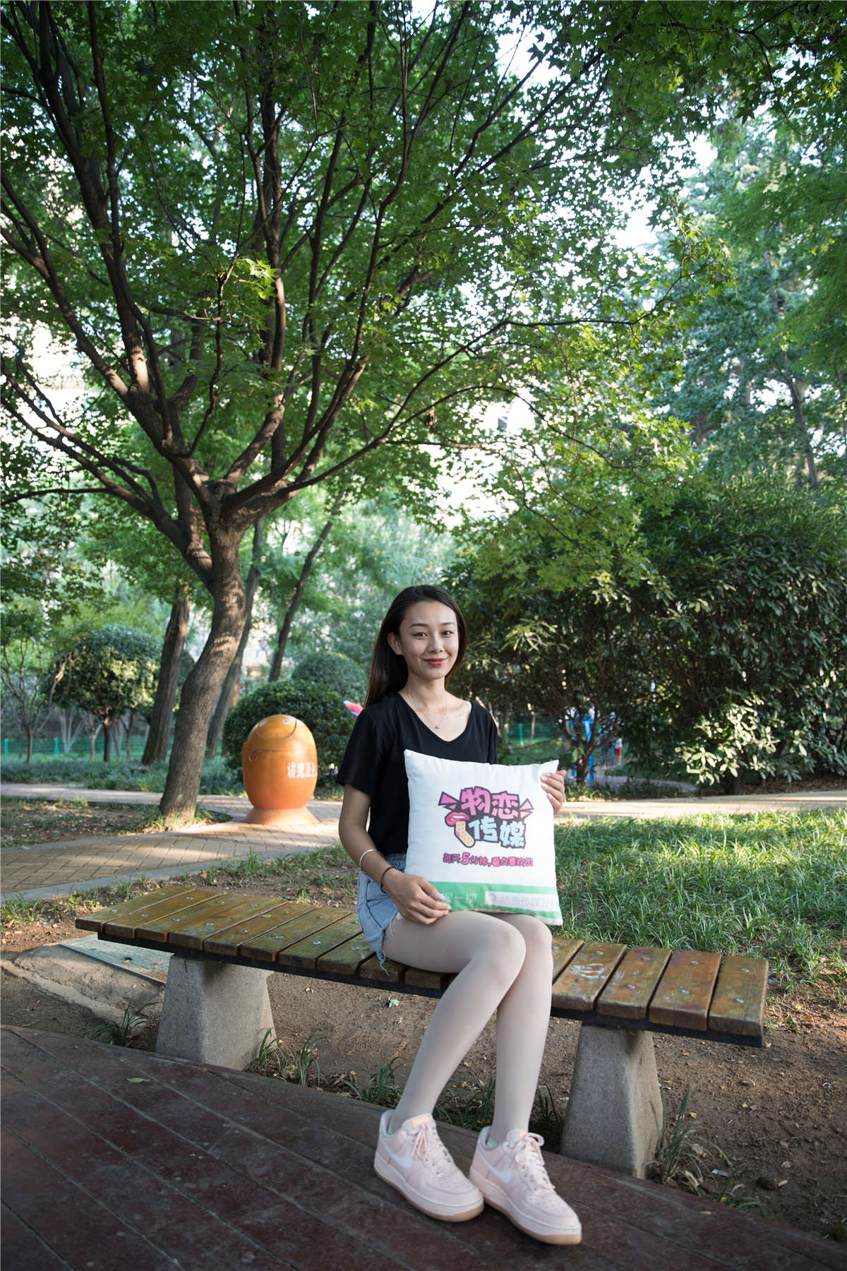 物恋传媒173期：岚岚-繁闹公园中的安静姑娘-日更街拍