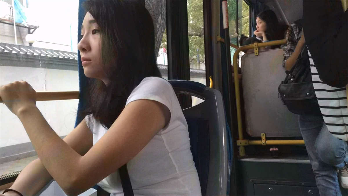 图片[2]-等公车的紧身牛仔翘臀美女-日更街拍