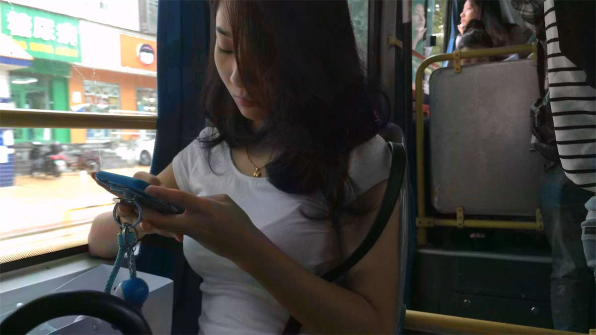 等公车的紧身牛仔翘臀美女-日更街拍