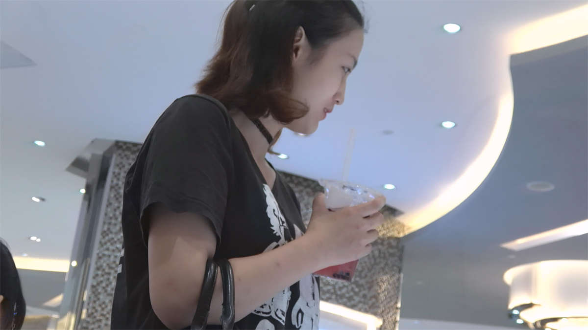 图片[2]-鞋店里的小小女生-日更街拍