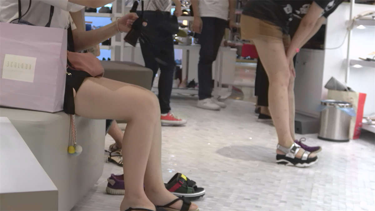 鞋店里的小小女生-日更街拍