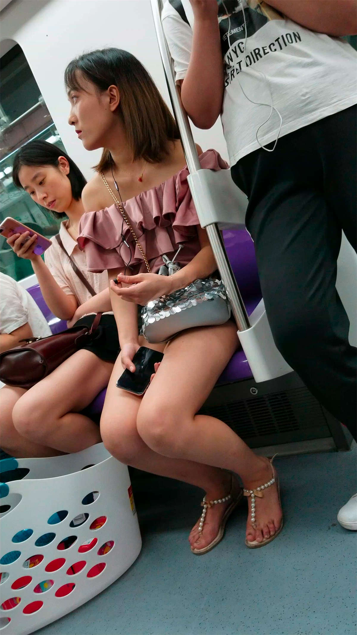 地铁上的美腿凉鞋气质小姐姐-日更街拍