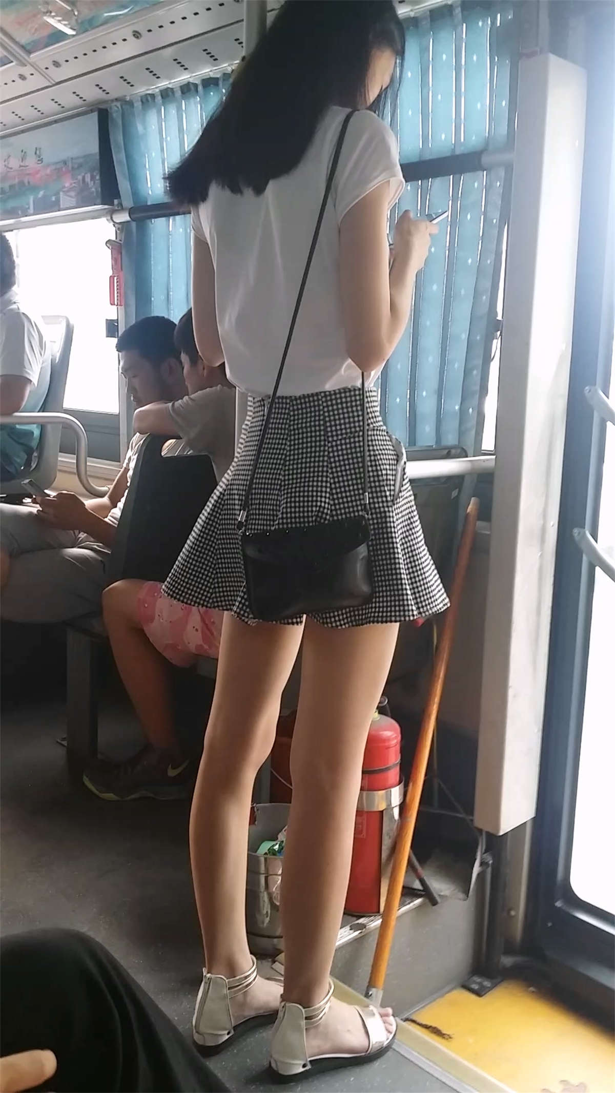 超美的175短裙长腿妹子-日更街拍