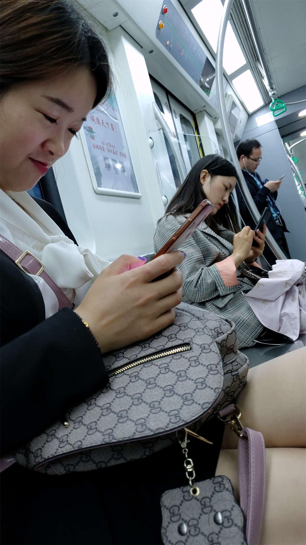 丝腿、短裙、高跟、近距离特写-日更街拍
