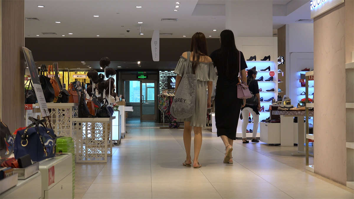 图片[2]-一副网红脸的高挑妹子-日更街拍