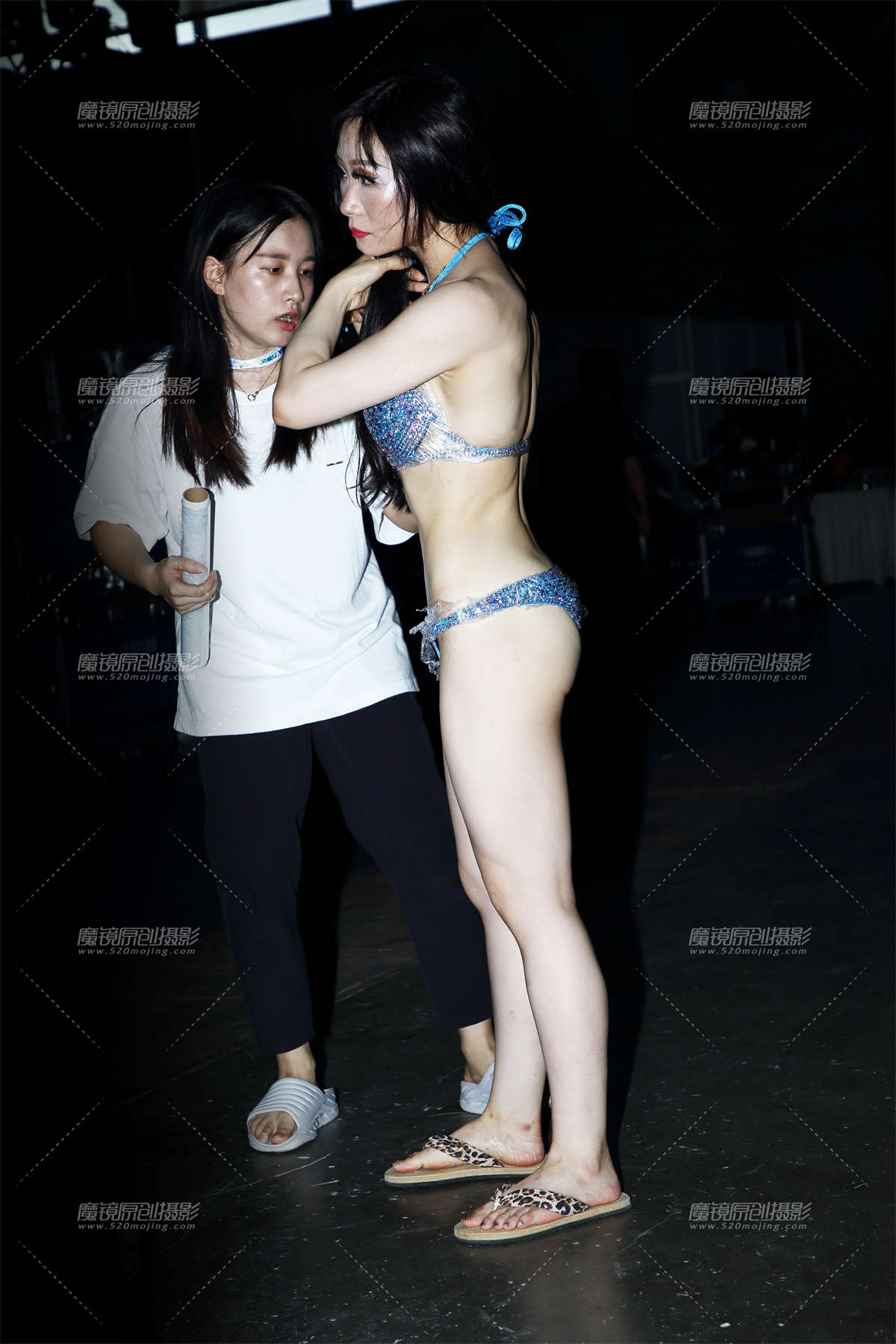 浓妆白嫩比基尼-日更街拍