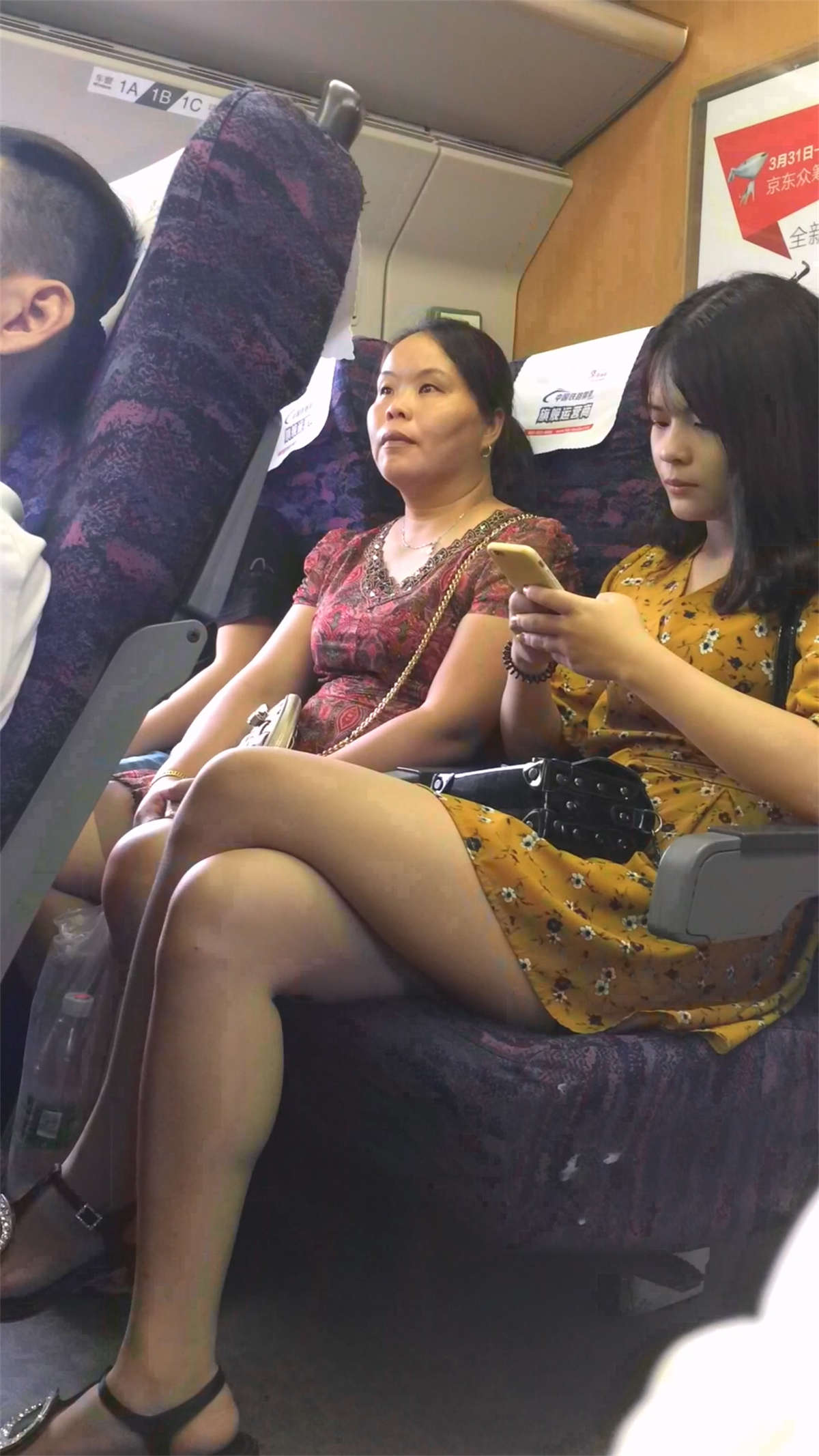 黄色连衣裙美眉极品大美女-日更街拍