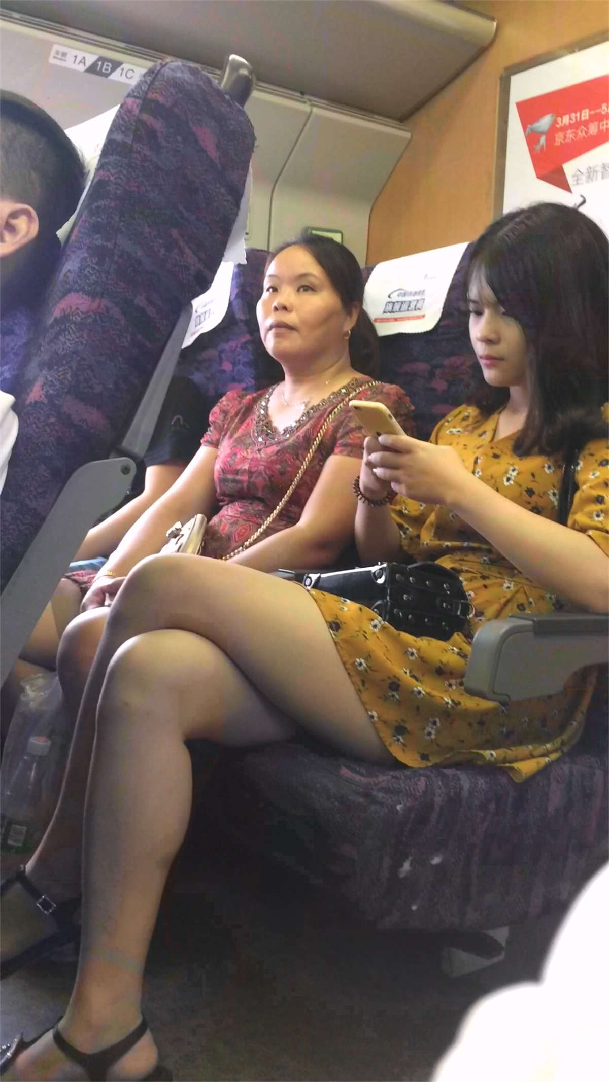 图片[2]-黄色连衣裙美眉极品大美女-日更街拍