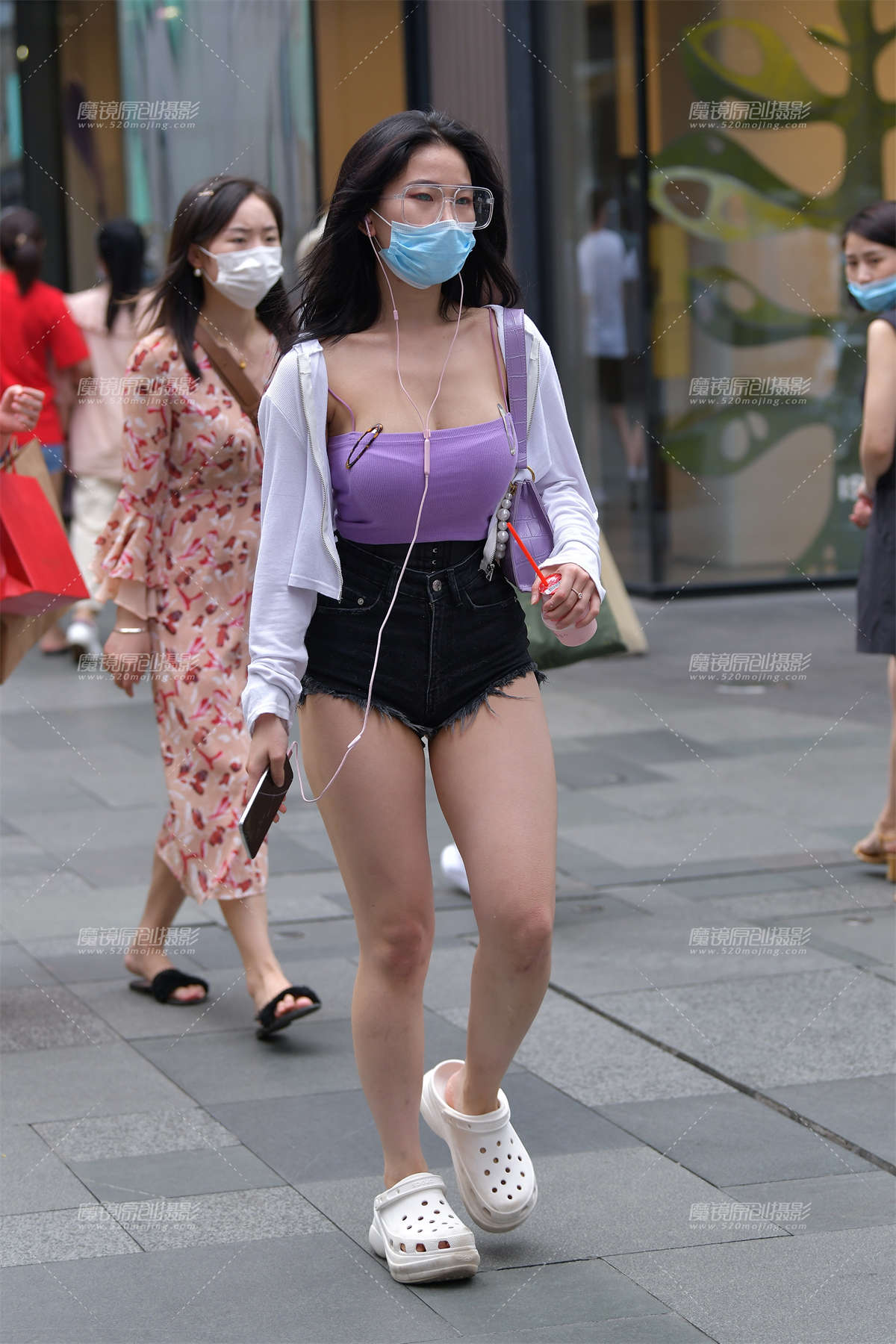 【视觉冲击赛贴】性感紫色小背心，热裤美眉-日更街拍