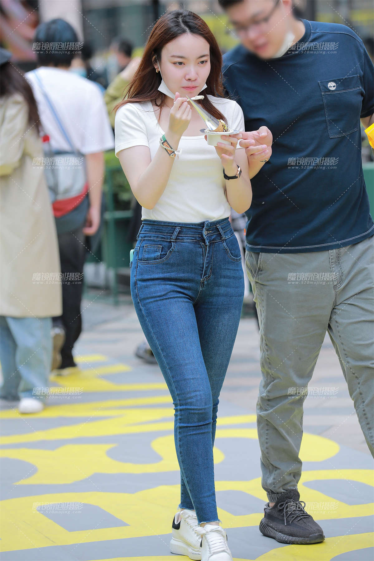 蓝色牛仔裤女友-日更街拍